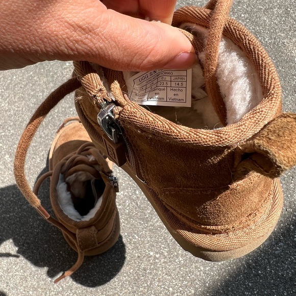 Uggs - Toddler Size 7 - Picture 10 of 11